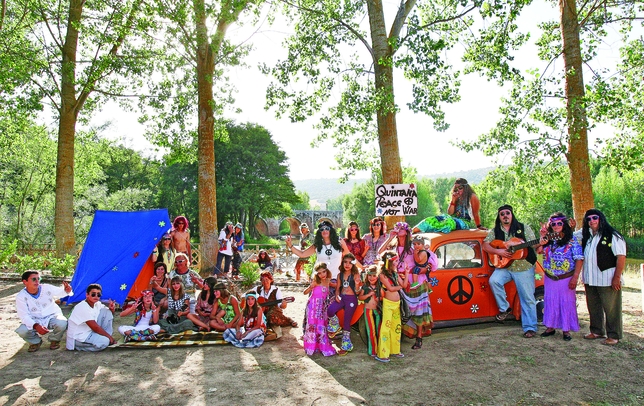 QUINTANA DEL PUENTE: Quintana se ha convertido en un oasis en medio de la batalla del mundo, un campamento donde con estética hippy mayores y jóvenes reivindican la paz.  / QUINTANA DEL PUENTE