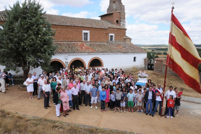 ACERA DE LA VEGA: Los vecinos de Acera de la Vega han posado juntos y con la alegría característica de la celebración de sus fiestas patronales de San Justo y Pastor. FOTO: ALEJANDRO PORTILLO RODRÍGUEZ  / ACERA DE LA VEGA