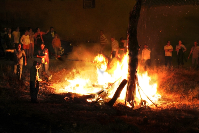 ROBLADILLO DE UCIEZA: El fuego purificador es siempre un hermoso espectáculo y un motivo de fiesta y celebración colectiva, como la hoguera que congregó a los vecinos de Robladillo de Ucieza.  / ROBLADILLO DE UCIEZA