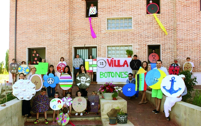 VILLALCÓN: Por un rato la localidad palentina de Villalcón cambió de nombre, de vecindario y de actividad económica, convirtiéndose en Villa Botones, un singular enclave rural.  / VILLALCÓN