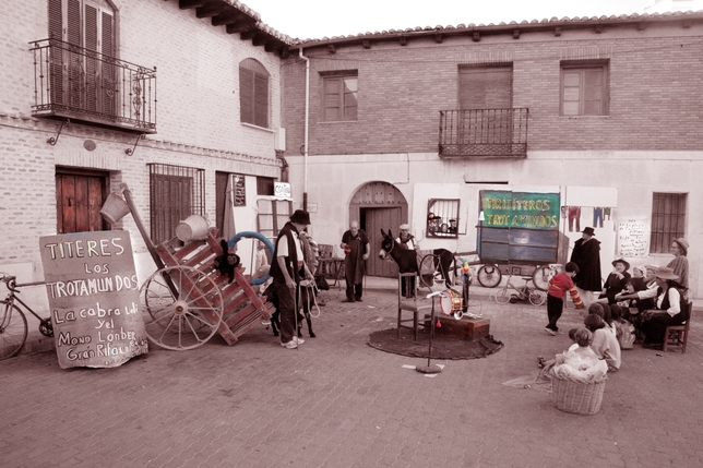 CARRIÓN DE LOS CONDES: Los Trotamundos han llelgado a Carrión de los condes con sus títeres tradicionales, su cabra, su mono, y la imprescindible rifa. Por un rato, la ciudad jacobea vuelve atrás en el tiempo. FOTO: FOTOS ELI  / CARRIÓN DE LOS CONDES