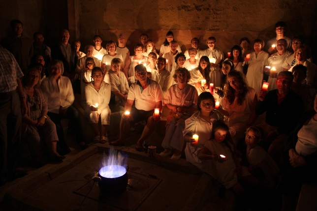 ARCONADA: Celebra el ritual de las lágrimas de San Lorenzo, a las 12 de la noche en el pilón romano. Con ropa blanca y una vela, conjuran los buenos deseos y queman los malos para que el nuevo año sea propicio.  / ARCONADA