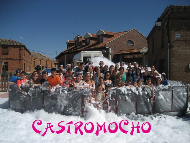 CASTROMOCHO: La localidad de Castromocho se convirtió por unas horas en un verdadero mar de espuma, del que disfrutó a tope la chiquillería como recoge la imagen.  / CASTROMOCHO