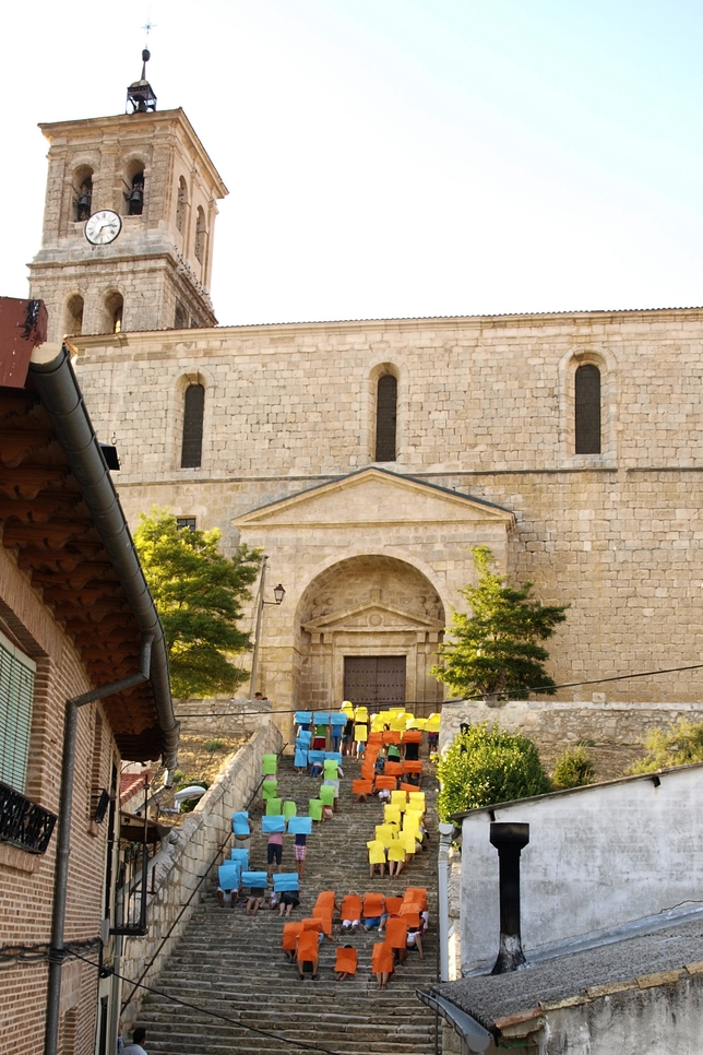 CEVICO DE LA TORRE: Un jeroglífico con la palabra 'CEVICO' (haciendo un mosaico como en los estadios de fútbol) y una flecha apuntando a la iglesia de San Martín de Tours, que es nuestro símbolo de 'LA TORRE'.  / CEVICO DE LA TORRE