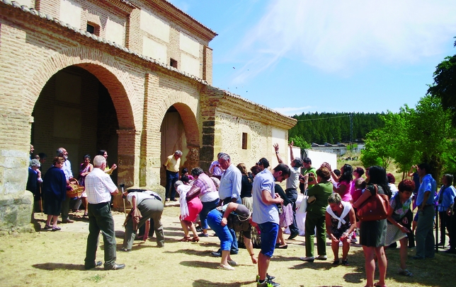 ARENILLAS DE NUÑO PÉREZ: No hay buen pueblo que se precie que no celebre sus bautizos por todo lo alto, con asistencia de todos los vecinos y reparto de monedas y golosinas. Es una fiesta familiar... y colectiva  / ARENILLAS DE NUÑO PÉREZ