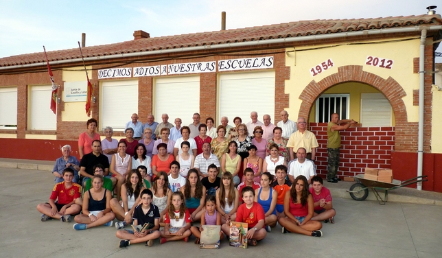 Las distintas generaciones de alumnos que han pasado por la escuela de Soto de Cerrato desde 1954 quieren rendir un sentido homenaje a SU escuela y a los maestros que han pasado por ella.
La escuela de Soto seguirá abierta en nuestro corazón.  / SOTO DE CERRATO