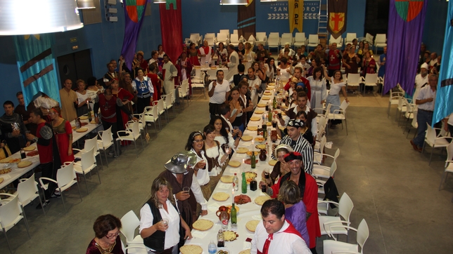 Antigüedad recordando viejos tiempos. 
Otro año mas,en el municipio de Antigüedad, todos los vecinos se reúnen para disfrutar de una velada medieval, donde pueden degustar los manjares de la región y bailar sus danzas populares.  / ANTIGÜEDAD