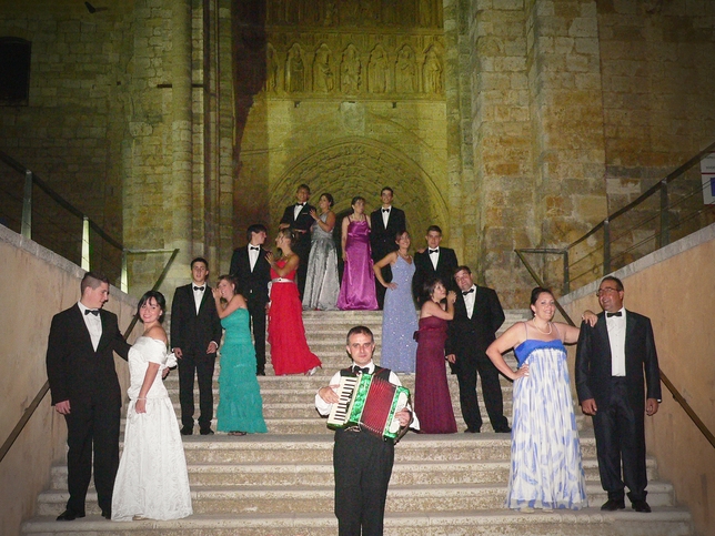 La foto esta hecha el día 4 de Agosto, en las escaleras de la iglesia de Ntra Sra de la Virgen Blanca, después de que los jóvenes alcazareños bailasen el tradicional Baile del Rigodón  / VILLALCÁZAR DE SIRGA