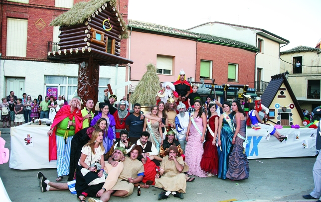 OSORNO: La imagen recoge un momento de la presentación de la reina y las damas en las fiestas de Osorno, aunque el decorado parece más propio de las luchas entre la aldea gala de Asterix y los romanos.  / OSORNO