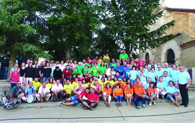 VILLASARRACINO: No importan los colores ni las edades cuando se trata de animar la vida de un pueblo. Por eso la imagen da buena muestra de la unión y colaboración de las peñas de Villasarracino.  / VILLASARRACINO