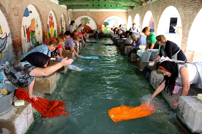 CEVICO NAVERO: Las vecinas de Cevico Navero se han arremangado para recrear la dura y cotidiana labor de la colada que sus madres y abuelas llevaban a cabo en le lavadero público.  / CEVICO NAVERO