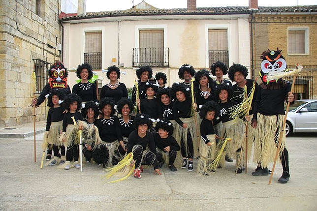  POBLACIÓN DE CAMPOS: En vez de reencontrarse con los hijos del pueblo que tuvieron que emigrar, los vecinos de Población de Campos han tenido que dar la bienvenida a una tribu de feroz apariencia.  / POBLACIÓN DE CAMPOS