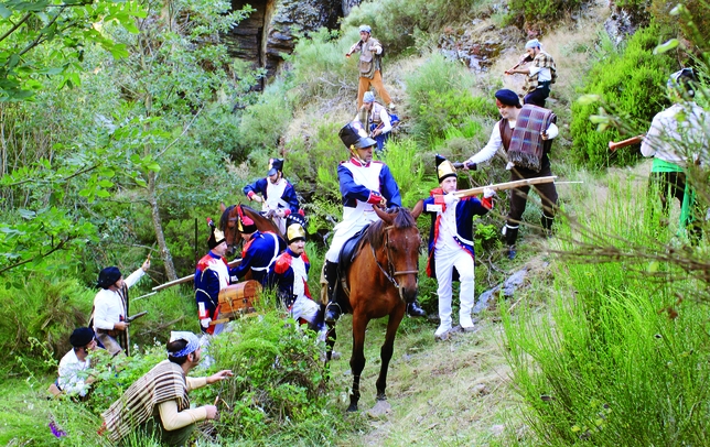 OTERO DE GUARDO: En plena época de dominio napoleónico en la Península Ibérica, los bandoleros saquean a las tropas francesas en la Serranía de Otero. En la imagen se recrea uno de esos asaltos.  / OTERO DE GUARDO