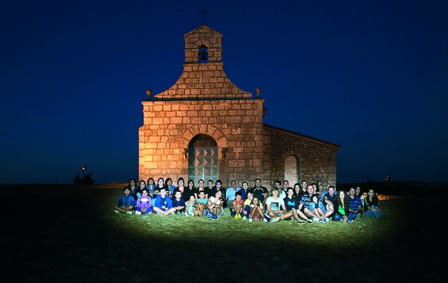 CEVICO DE LA TORRE: En Cevico de la Torre la noche no asusta a nadie, al menos en verano, cuando las temperaturas y las vacaciones permiten disfrutar de ella en buena compañía y presumiendo de patrimonio.  / CEVICO DE LA TORRE