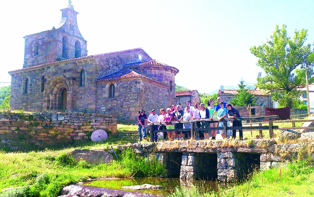 BRAÑOSERA SALCEDILLO. En un enclave natural, privilegiado y con el templo románico de San Martín Obispo como fondo, los vecinos de Salcedillo disfrutan del verano junto al agua.  / BRAÑOSERA SALCEDILLO