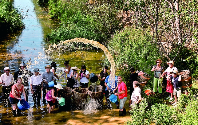 ROBLADILLO DE UCIEZA: Los vecinos de Robladillo de Ucieza aprovechan el buen caudal del río debido a las lluvias de este año para recoger agua en previsión de futuras sequías.  / ROBLADILLO DE UCIEZA