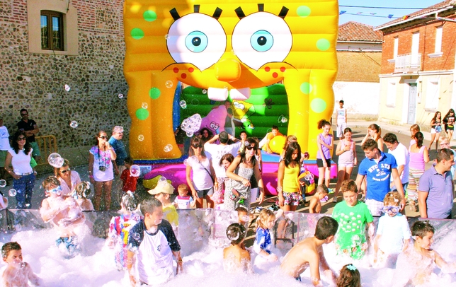 AYUELA DE VALDAVIA: Pocas cosas hay tan entretenidas en verano como una fiesta de la espuma, en la que los más jóvenes no sólo se refrescan, sino que además se divierten. En Ayuela lo saben y lo practican.
  / AYUELA DE VALDAVIA