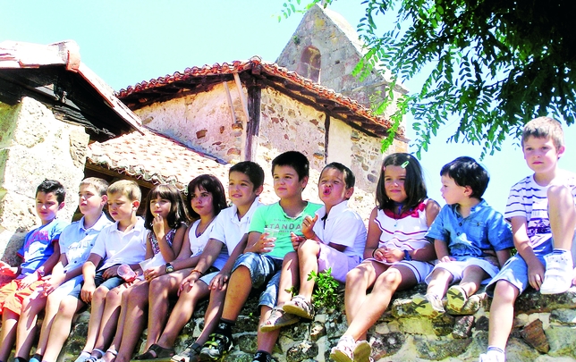 GRAMEDO: La despoblación de los núcleos más pequeños de la Montaña Palentina tiene su contrapunto en los niños y jóvenes que en verano vienen a pueblos como Gramedo, que vive ilusionado su llegada. Miguel de la Hera
  / GRAMEDO