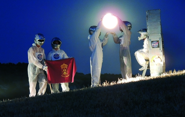 SOTO DE CERRATO: n Soto de Cerrato consiguen todo lo que se proponen. Quisieron coger la luna con sus manos y, evidentemente, lo lograron. Jamás dudes de la gente de este pueblo; te sorprenderá siempre. foto:Cristina Ortega y Evaristo González
  / SOTO DE CERRATO