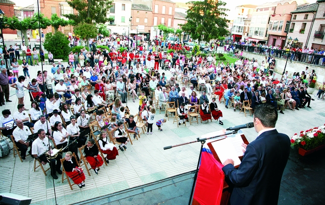 OSORNO: Las fiestas patronales son un tiempo ideal para la convivencia y el disfrute de de los vecinos, los hijos del pueblo que emigraron y regresan y los forasteros. Y la mejor forma de empezar es con un pregón.   / OSORNO