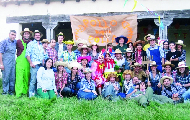 Estos simpáticos granjeros de Fresno del Río preparan una fiesta de despedida a sus dos pollos preferidos, que posan en el centro de la foto de familia.  / FRESNO DEL RÍO