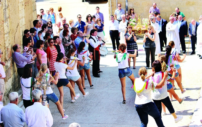 MENESES DE CAMPOS: Nuestros pueblos cuidan y preservan del olvido sus tradiciones ancestrales. Forman parte de su idiosincrasia y su cultura, como esta danza a la Virgen del Tovar.  / MENESES DE CAMPOS