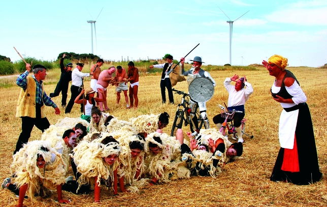 HORNILLO DE CERRATO: En un lugar del Cerrato, cuyo nombre es Hornillos, vive un moderno caballero llamado Don Quijote que junto a Sancho recorren con su bici y triciclo la comarca enfrentándose a «gigantes molinos, ejércitos de ovejas...».
  / HORNILLOS DE CERRATO