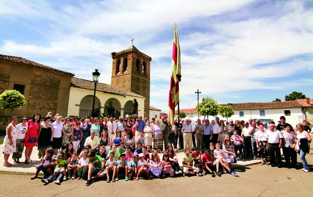 POZA DE LA VEGA: La fotografía representa al pueblo de Poza de la Vega en plenas fiestas en honor de San Roque, unos días para honrar al Santo, para la diversión y para la convivencia vecinal. Foto:Alejandro Portillo  / POZA DE LA VEGA