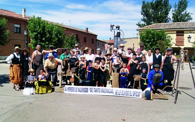 MAZARIEGOS: Imagen del homenaje al herrero de Mazariegos, que de tanto machacar se le olvidó el oficio. A los vecinos del pueblo no se les olvida, en cambio, la importancia que tuvo este oficio. Foto: Susana Melero
  / MAZARIEGOS