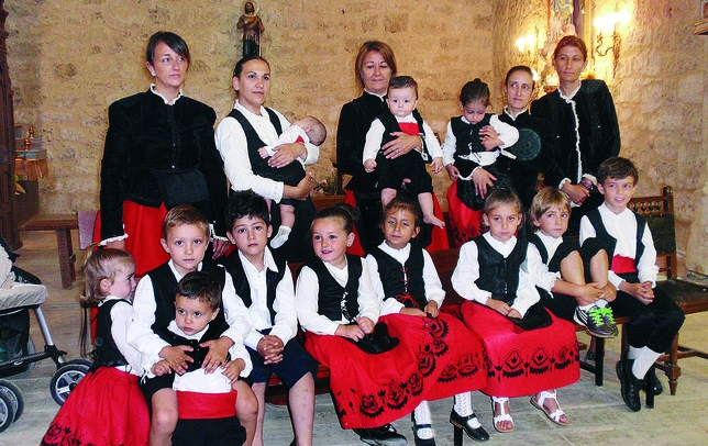 REQUENA DE CAMPOS: Requena es un pueblo muy pequeño, con apenas 25 vecinos en el censo, pero no deja de ser ¡¡muy grande!! La Asociación Santa Ana ha organizado este posado con trajes típicos.  / REQUENA DE CAMPOS