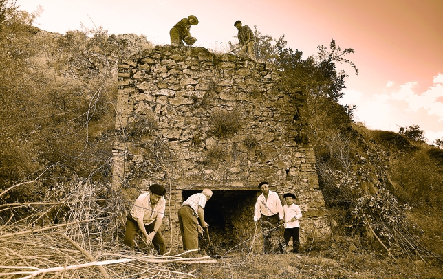 VELILLA DEL RÍO CARRIÓN: Los vecinos de Velilla eran conocidos como Caliegos, por la importancia que la fabricación y comercialización de la cal tenía tenía en la localidad. Llegó a haber seis hornos, pero sólo se conserva éste.  / VELILLA DEL RÍO CARRIÓN