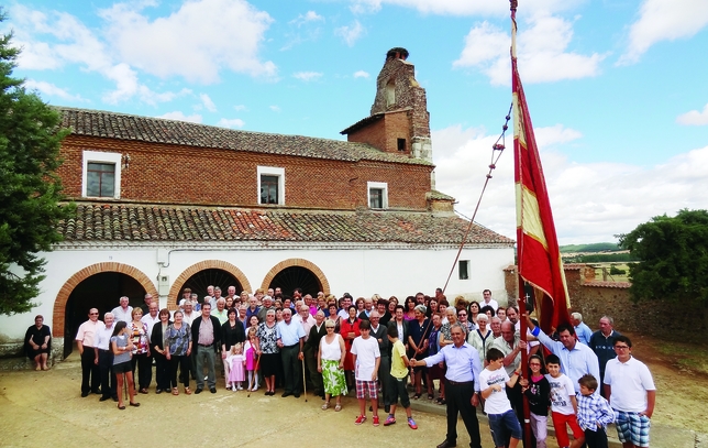 ACERA DE LA VEGA: La fotografía representa al pueblo de Acera de la Vega en sus fiestas de San Justo y San Pastor 2013, un tiempo para la alegría y para estrechar las relaciones de vecindad.  / ACERA DE LA VEGA