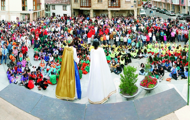 CERVERA DE PISUERGA: Gigantones y cabezudos congregan en la plaza cerverana a chicos y grandes para celebrar una jornada festiva de la forma más lúdica y sin olvidar las tradiciones.  / CERVERA DE PISUERGA