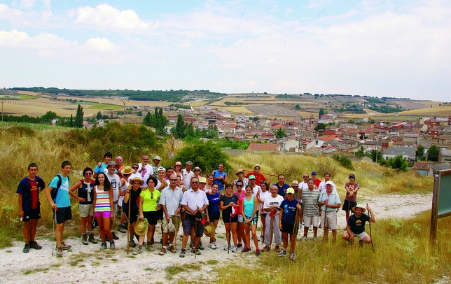 ANTIGÜEDAD: Foto de grupo de los vecinos de Antigüedad, de ruta por los parajes naturales que rodean a la localidad cerrateña. Hay orgullo y mucho amor a la tierra en esta imagen.  / ANTIGÜEDAD