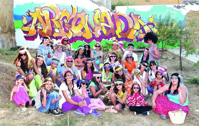 ARCONADA: Buen humor y espíritu deportivo no faltan en Arconada. Su 'fiesta hippie' estvo llena de paz, amor y graffitis
  / ARCONADA