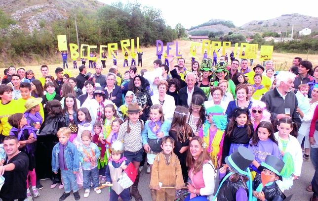 BECERRIL DEL CARPIO: Unión, alegría, algunos disfraces, un marcado espíritu festivo y un acendrado amor a su pueblo es lo que reflejan los vecinos de Becerril del Carpio con esta imagen.
  / BECERRIL DEL CARPIO