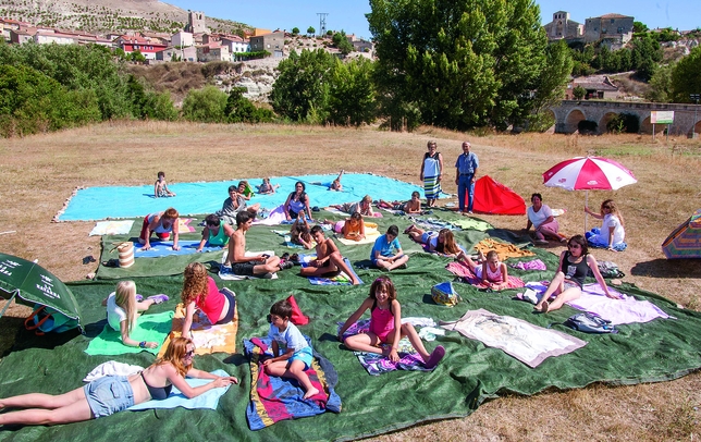 PALENZUELA: A falta de piscina, los vecinos de Palenzuela le echaron imaginación a su foto del verano con esta tan peculiar en la que no falta la ilusión del agua, la del césped y, por supuesto, la diversión al aire libre.

  / PALENZUELA