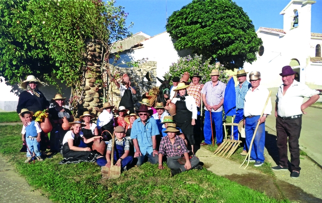 LOMAS DE CAMPOS: La imagen recupera la vieja tradición de los aguaderos, que iban con sus burros a la fuente o al río para llenar los cántaros y proceder después al reparto del líquido elemento.  / LOMAS DE CAMPOS