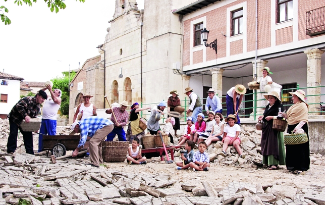 PRÁDANOS DE OJEDA. No hay nada como echar una mano entre todos para que las obras en el pueblo prosperen. Unos como operarios, otros en la intendencia y los peques como atentos aprendices.
  / PRÁDANOS DE OJEDA