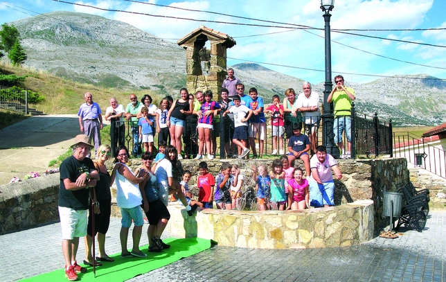 VILLANUEVA DE LA PEÑA. Los vecinos de Villanueva de la Peña posan en un bello rincón del pueblo -con alfombra verde, incluida- y con un impresionante paisaje como fondo natural. ¿Se puede pedir más?.
  / VILLANUEVA DE LA PEÑA