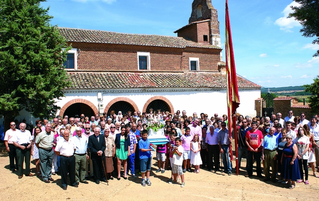 Todos los vecinos de Acera de la Vega participaron en la celebración de sus fiestas patronales de San Justo y Pastor, uno de cuyos momentos más solemnes recoge la imagen.
  / ACERA DE LA VEGA