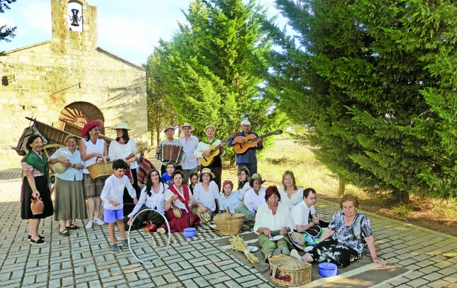 Merienda a la vieja usanza a los pies de la ermita, con ricas viandas, botijos de agua fresca, música para amenizar la velada y juegos, como el aro, para los más pequeños.   / MENESES DE CAMPOS