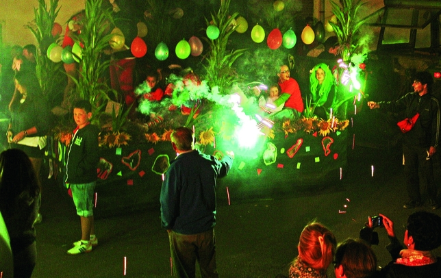 La noche se vuelve cuadro de pintor a la luz de las bengalas que acompañan a la carroza de los niños en la localidad de Celadilla del Río. FOTO: Arpalencia
  / CELADILLA DEL RÍO