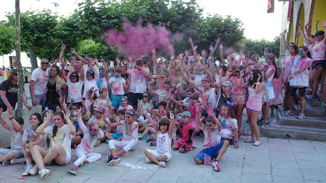 SANTIBÁÑEZ DE LA PEÑA: La alegría de los niños y jóvenes unida a la explosión de color y presidida por la unidad y la camaradería queda reflejado en esta fotografía
veraniega de Santibáñez de la Peña  / SANTIBÁÑEZ DE LA PEÑA