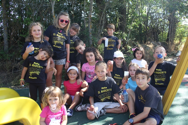 AVIÑANTE DE LA PEÑA: Los peques de Aviñante de la Peña quieren y saben divertirse como los mayores, además de participar en las fiestas y en los eventos
veraniegos. Han formado su propia peña, ‘El maderito’.  / AVIÑANTE DE LA PEÑA