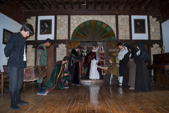 VILLAMURIEL: Villamuriel recrea la llegada de Isabel la Católica al convento de Calabazanos. Fue recibida por las Clarisas, GómezManrique y nobles de la época. Fue un momento histórico como esta foto dentro del ‘escorial de adobe'.  / VILLAMURIEL