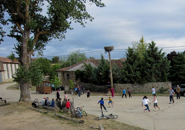 RABANAL DE LOS CABALLEROS: Nuevo encuentro de nacidos y descendientes del pueblo, con misa,
comida, tertulia y partida de bolos. Los niños la tarde anterior protagonizaron
juegos, competiciones, merienda y clases de bolera.  / RABANAL DE LOS CABALLEROS