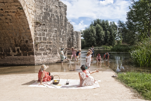 TARIEGO DE CERRATO: La imagen recrea un día de verano a orillas del río, lleno de momentos para disfrutar del baño, los juegos, la pesca... y de un hermoso y gratificante entorno natural.  / TARIEGO DE CERRATO