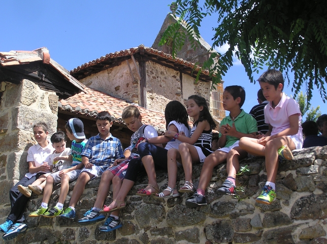 GRAMEDO: Mi pueblo es el mejor porque tiene muchos niños que pasan en él cada verano y son su orgullo. Es el mejor por la convivencia y la esperanza de una
repoblación segura. Porque aúna historia y modernidad. Tiene futuro.  / GRAMEDO