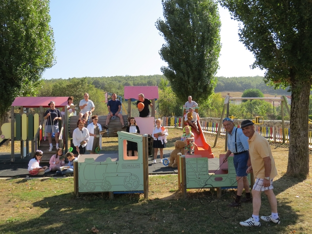 PORQUERA DE SANTULLÁN: Los vecinos de Porquera de Santullán rememoran en esta imagen las horas de recreo de su infancia. Es un recuerdo cargado de añoranza pero también de alegría.  / PORQUERA DE SANTULLÁN